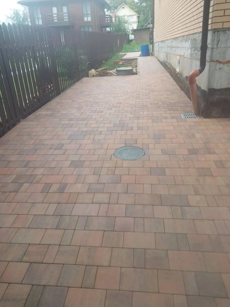 тротуарная плитка во дворе частного дома фотo и цена